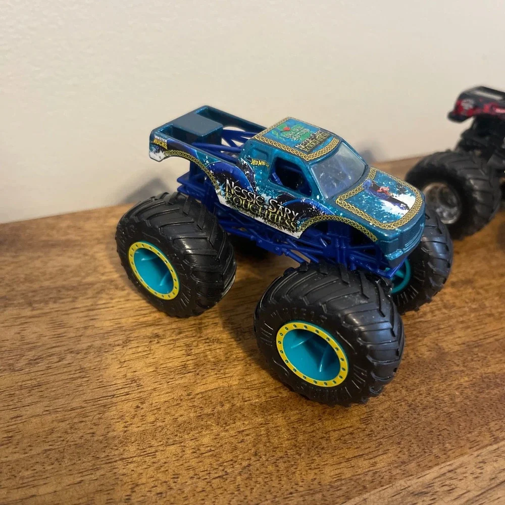 Hot Wheels 1:64 Monster Jam Trucks Multi Northern Nightmare Titan Nessie